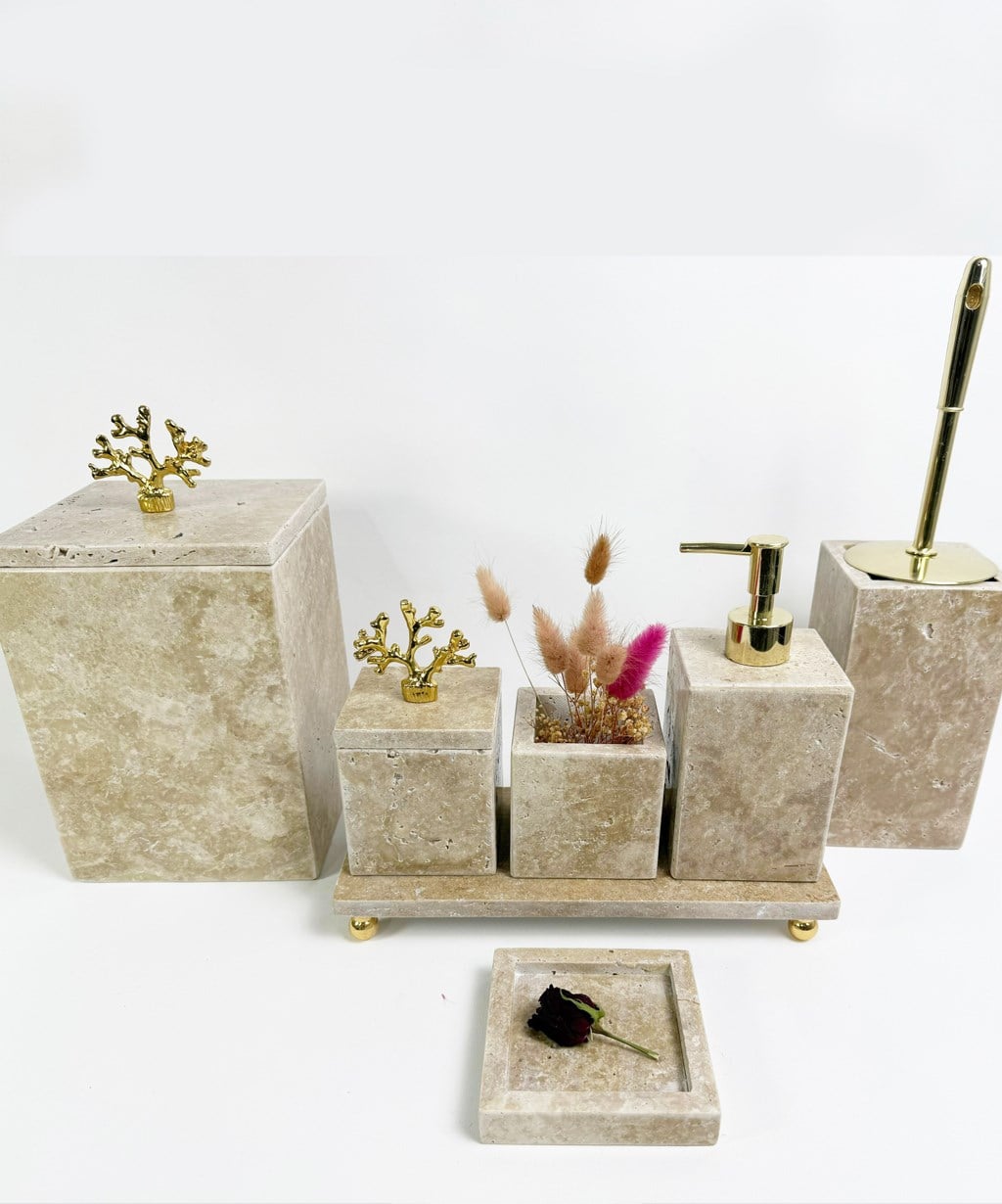 traverten-banyo-seti-7li-kare-gold-mer-8234-.jpg Traverten Banyo Seti 7li Kare Gold Mercan Objeli Standlı - Görsel 1